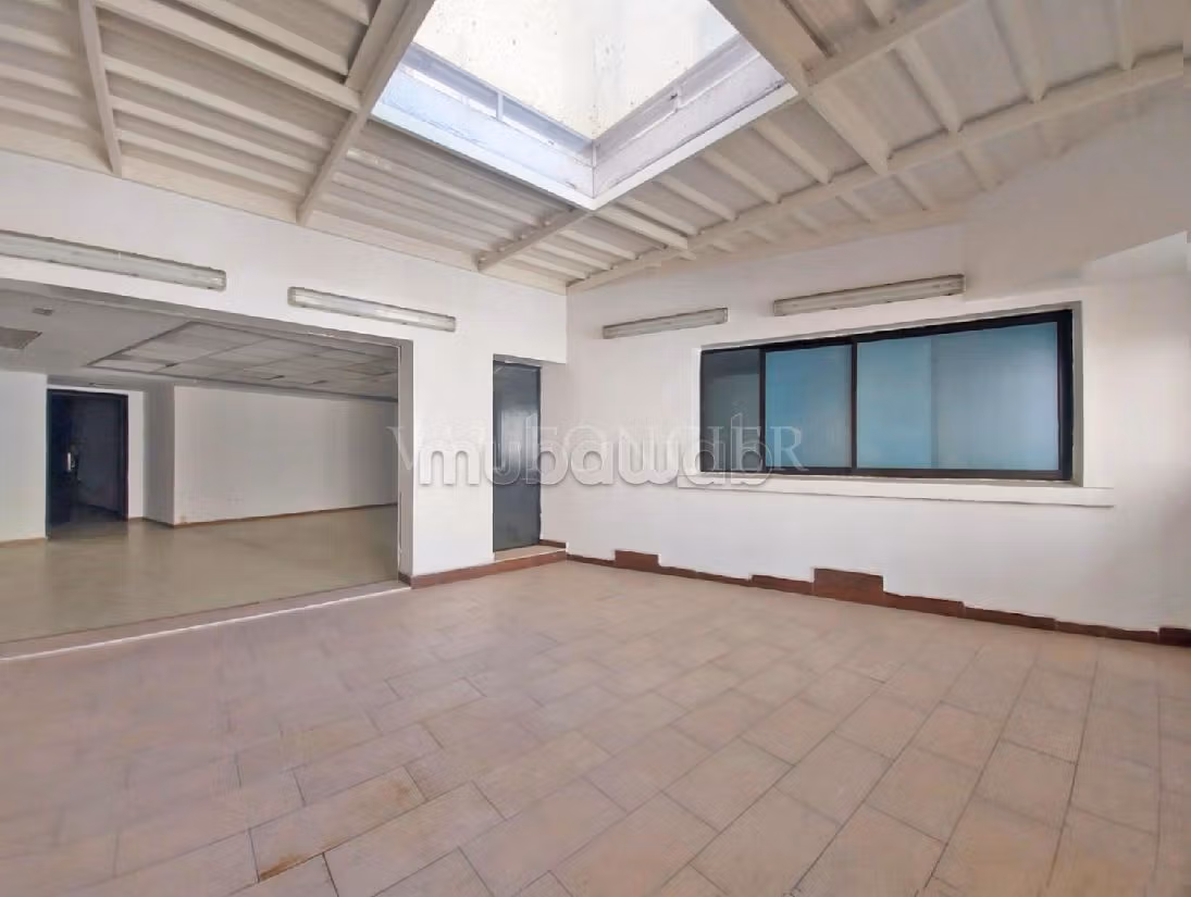 Offices for rent in Centre Ville. Dimension 260 m². Lift