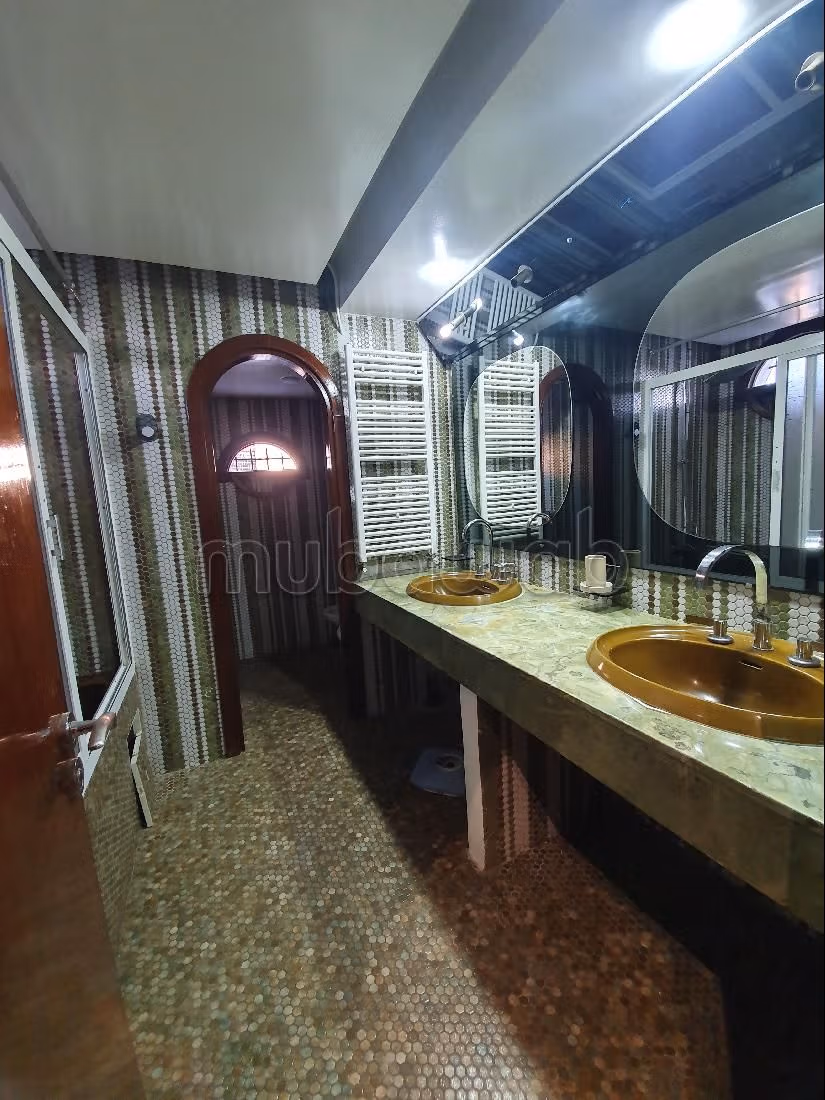 Magnifique villa d'angle à louer à Cil