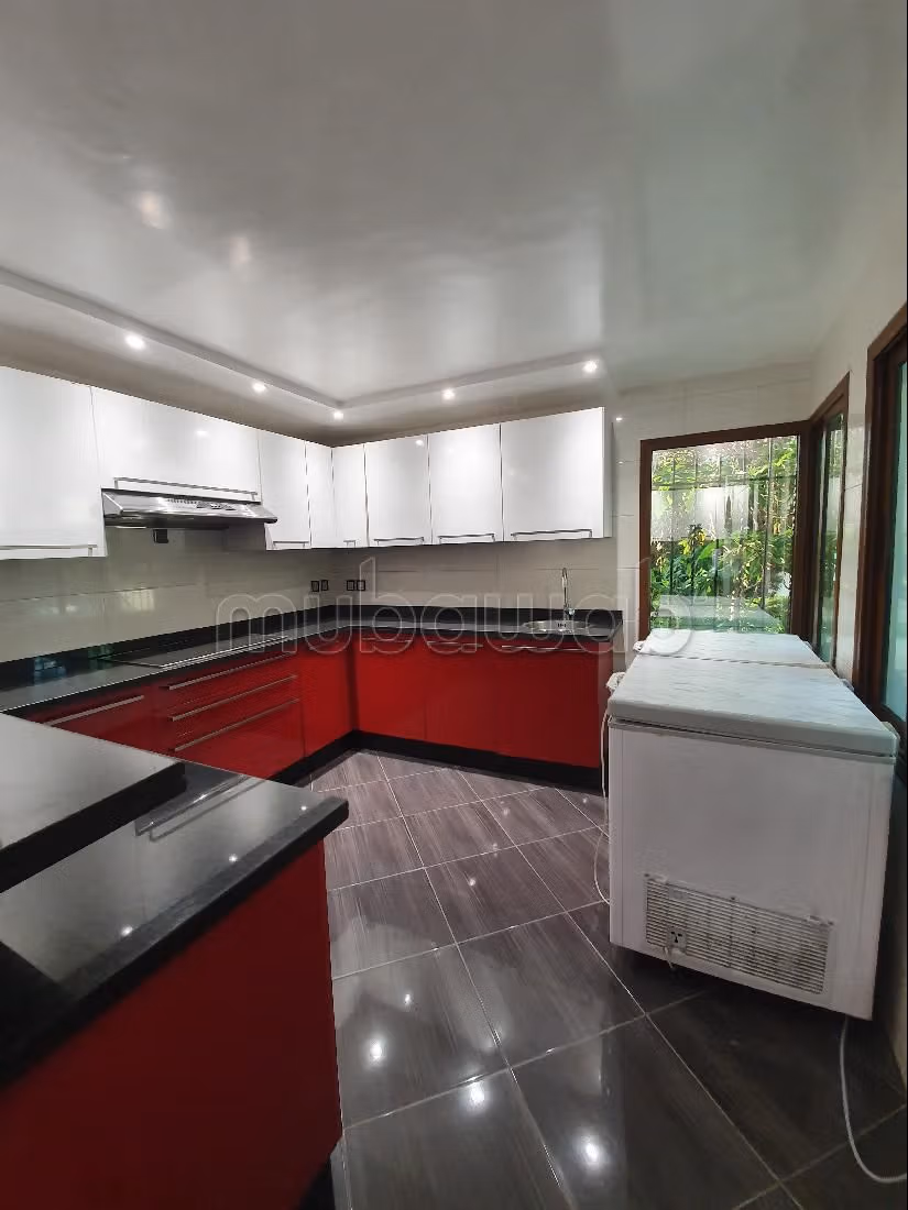 Magnifique villa d'angle à louer à Cil