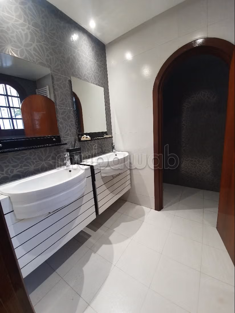 Magnifique villa d'angle à louer à Cil