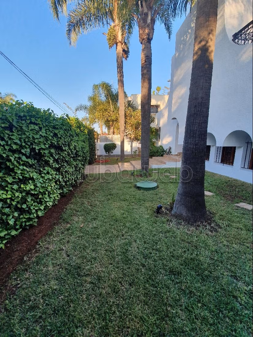 Magnifique villa d'angle à louer à Cil