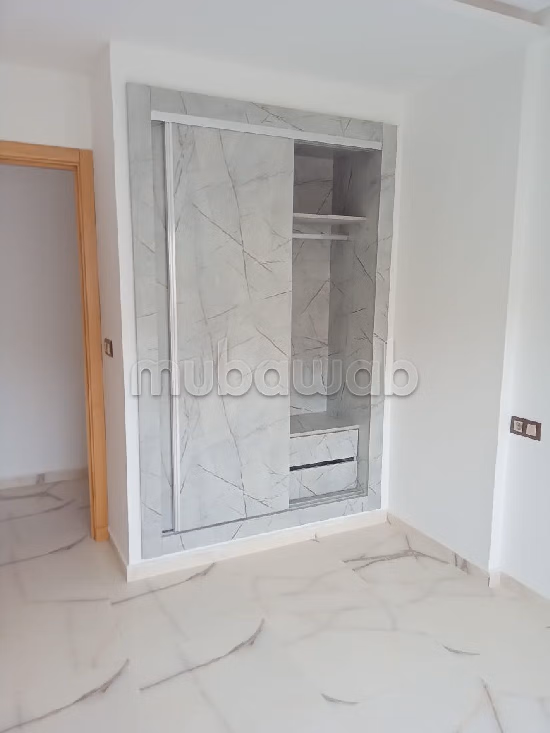 Bellissimo appartamento in affitto a Wifak. 3 camere. Con ascensore e terrazzo. 