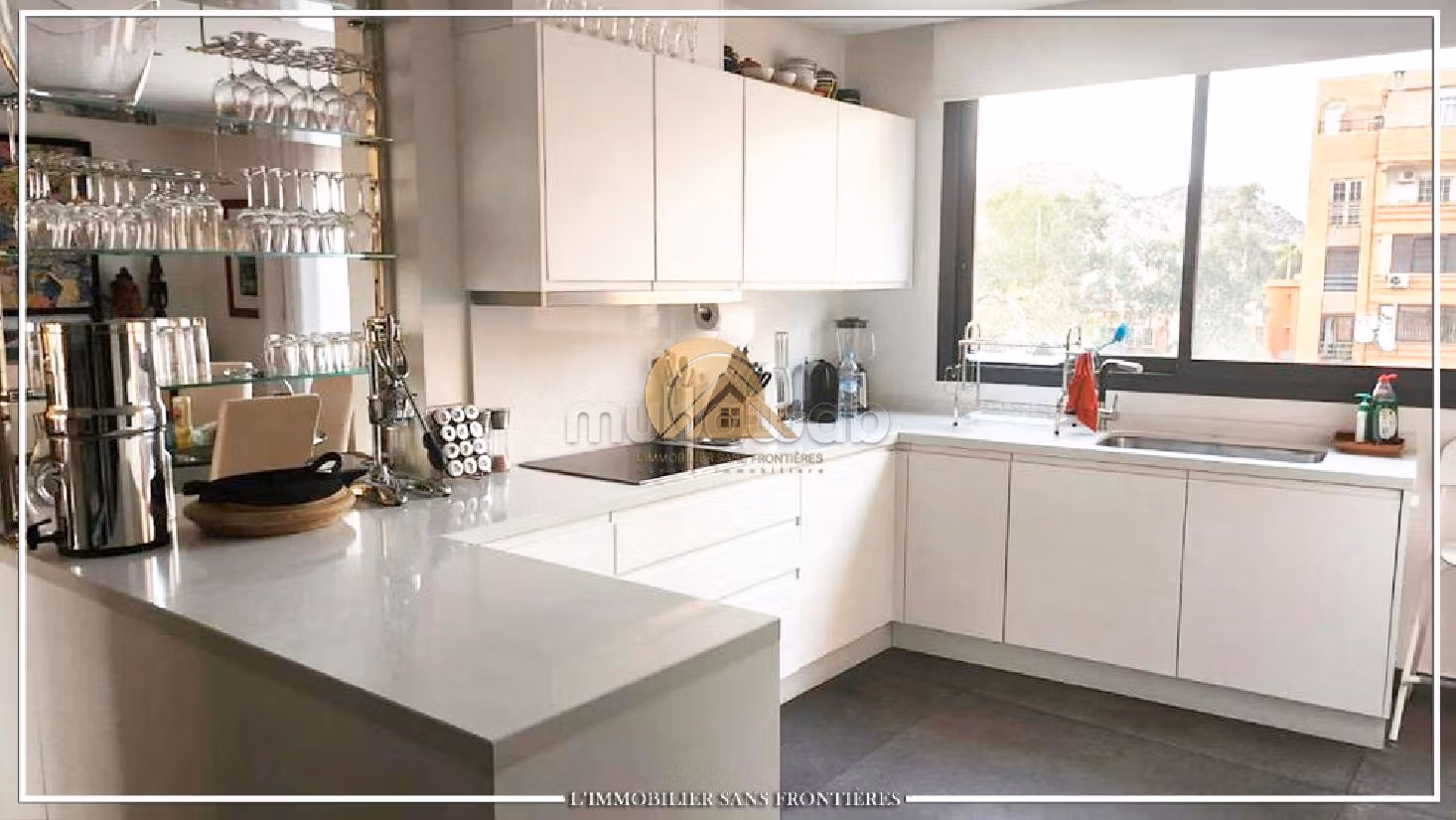 Appartement meublé contemporain à vendre, Victor Hugo