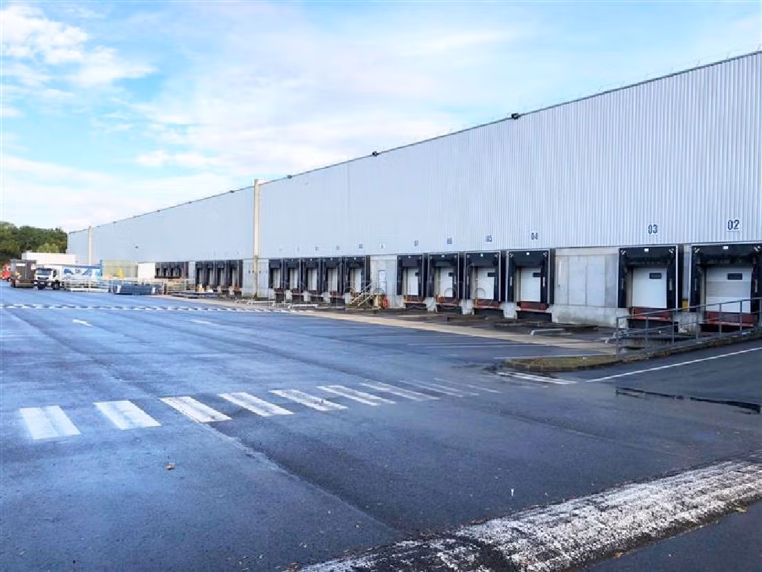 Offices & shops to rent in Sidi Maarouf. Dimension 2720 m². Private garage. 