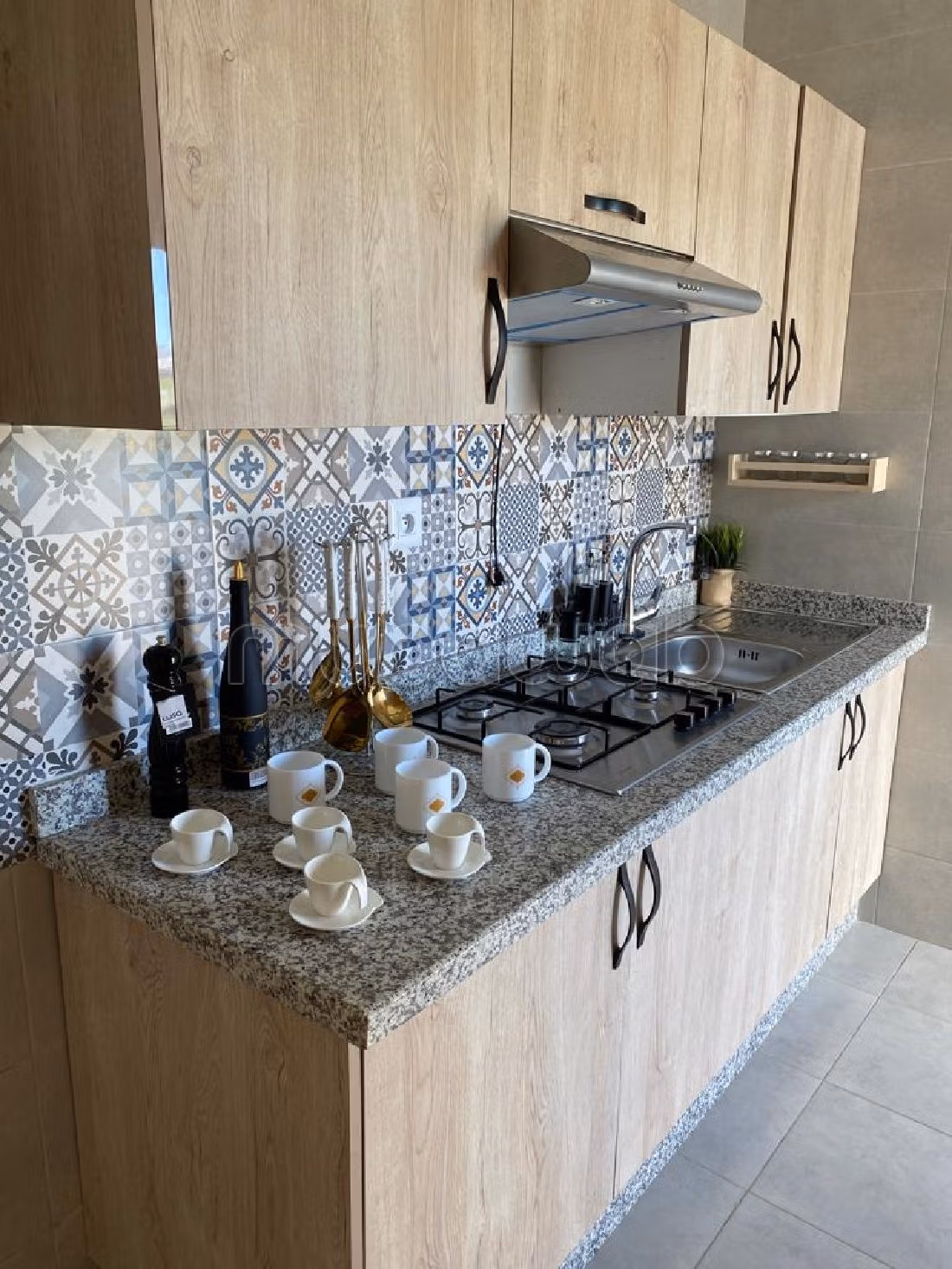 شقة رائعة للبيع ب بوخالف. 2 غرف رائعة. مطبخ مجهز جيدا