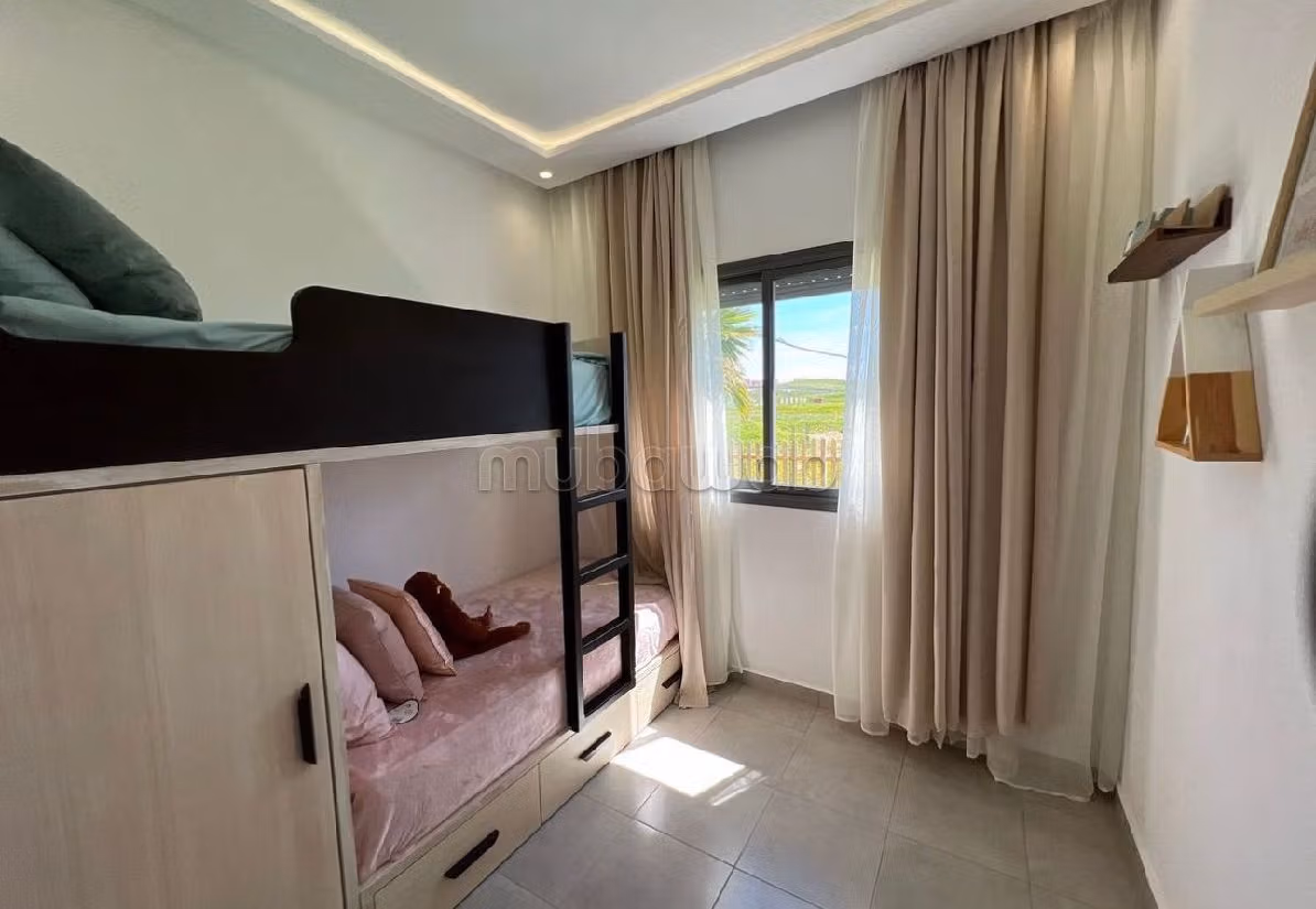 شقة رائعة للبيع ب بوخالف. 2 غرف رائعة. مطبخ مجهز جيدا