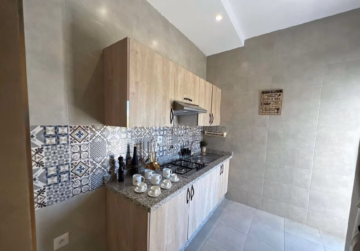 شقة رائعة للبيع ب بوخالف. 2 غرف رائعة. مطبخ مجهز جيدا