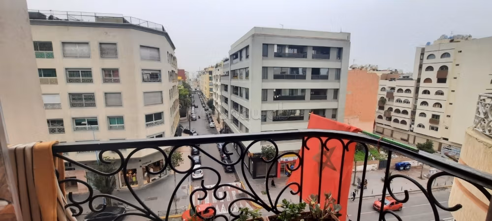 Bonito piso en venta en Mers Sultan. 3 bonitas habitaciones. Conserje disponible, aire condicionado general