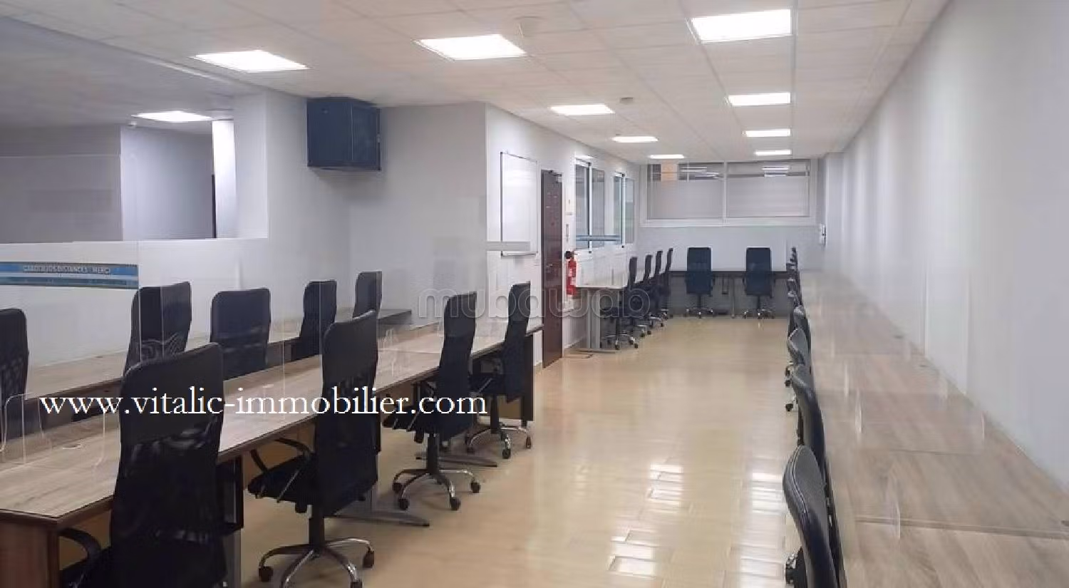 عقارات تجارية للبيع ب الطريق الوطنية اصيلة (N1). المساحة 325 م². شرفة رائعة. 