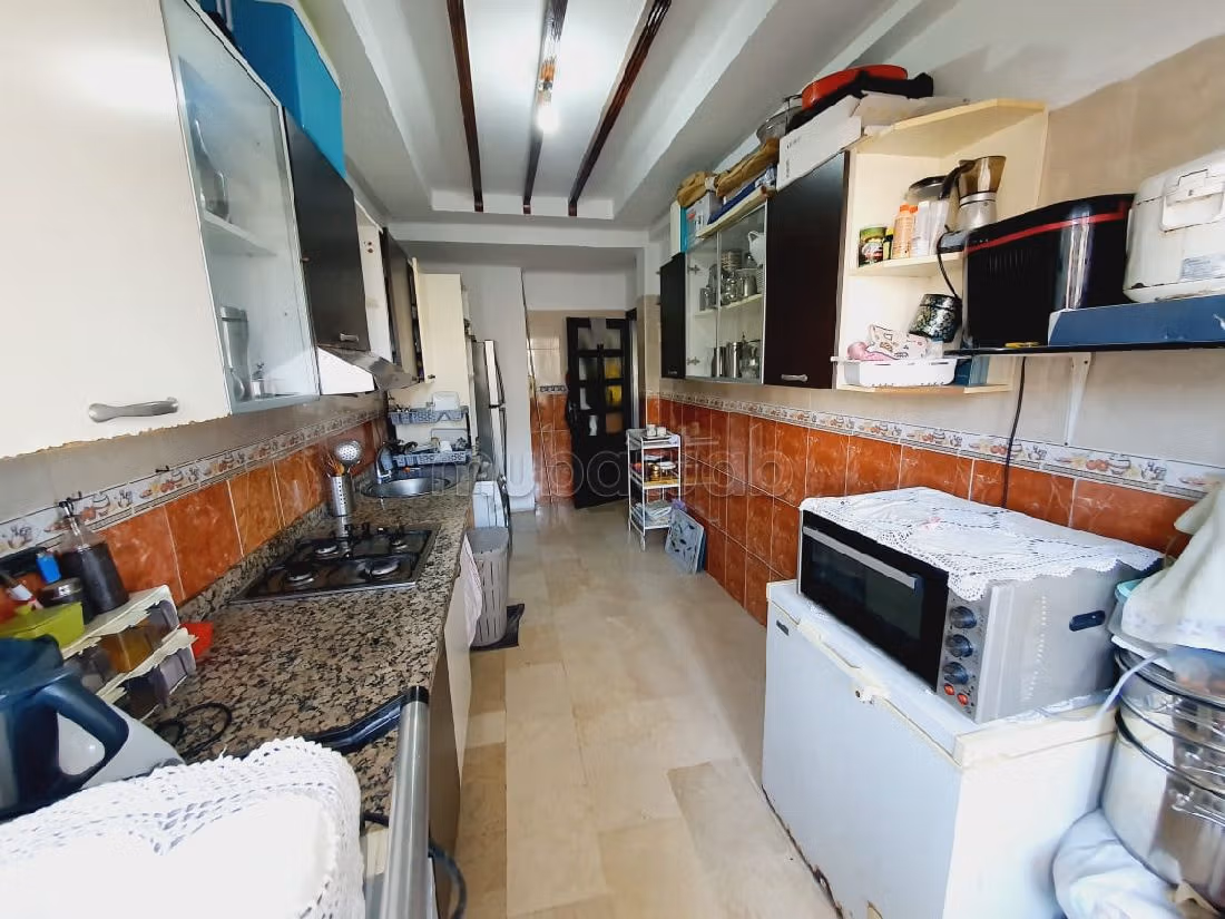 Vendita di un bell'appartamento a Maârif Extension. 2 locali. Porta blindata e riscaldamento centralizzato. 