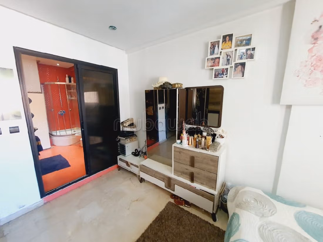 Vendita di un bell'appartamento a Maârif Extension. 2 locali. Porta blindata e riscaldamento centralizzato. 