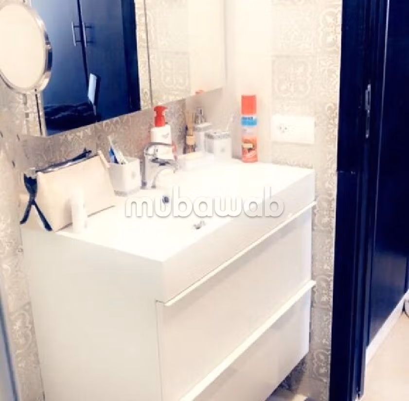 شقة رائعة للبيع بوسط المدينة. المساحة الكلية 124 م². صالة أصيلة ، طبق الأقمار الصناعية