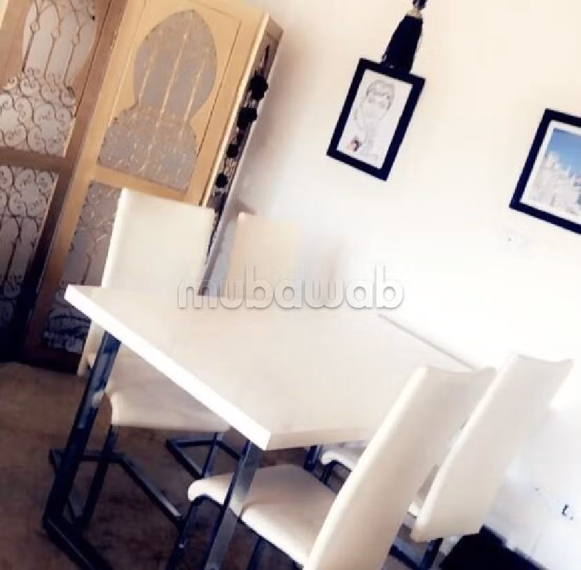 شقة رائعة للبيع بوسط المدينة. المساحة الكلية 124 م². صالة أصيلة ، طبق الأقمار الصناعية