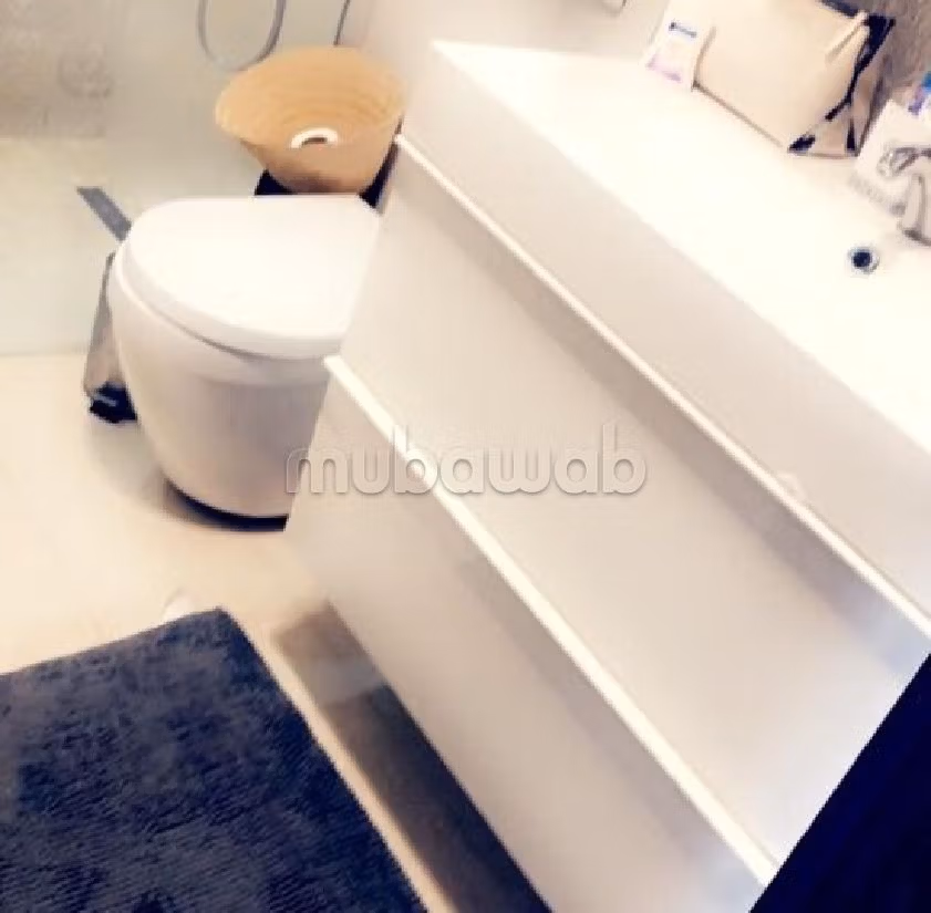 شقة رائعة للبيع بوسط المدينة. المساحة الكلية 124 م². صالة أصيلة ، طبق الأقمار الصناعية