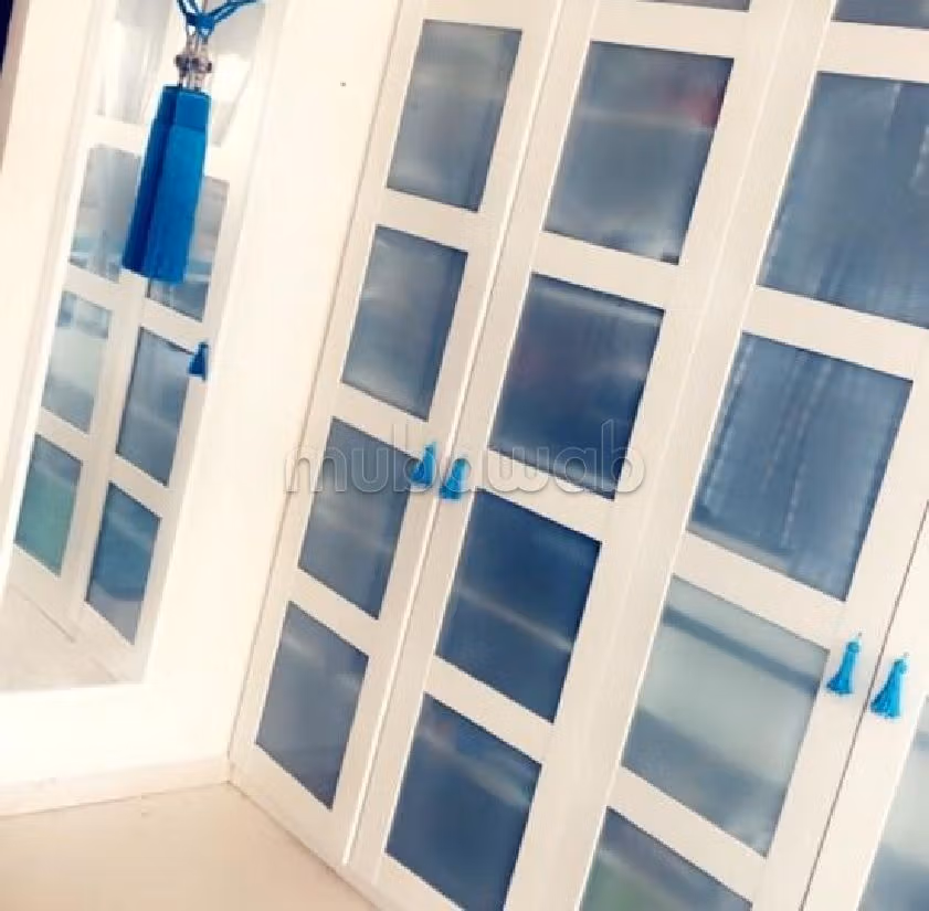 شقة رائعة للبيع بوسط المدينة. المساحة الكلية 124 م². صالة أصيلة ، طبق الأقمار الصناعية