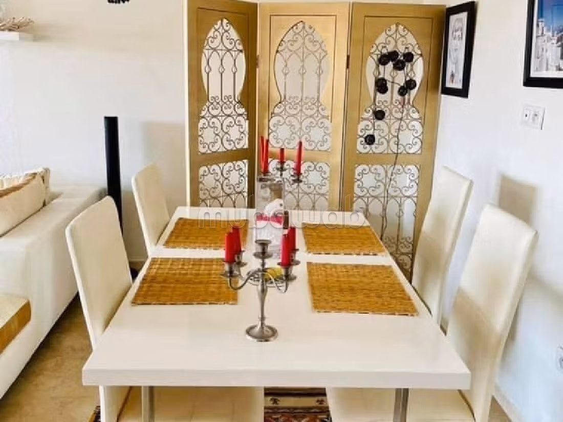 شقة رائعة للبيع بوسط المدينة. المساحة الكلية 124 م². صالة أصيلة ، طبق الأقمار الصناعية