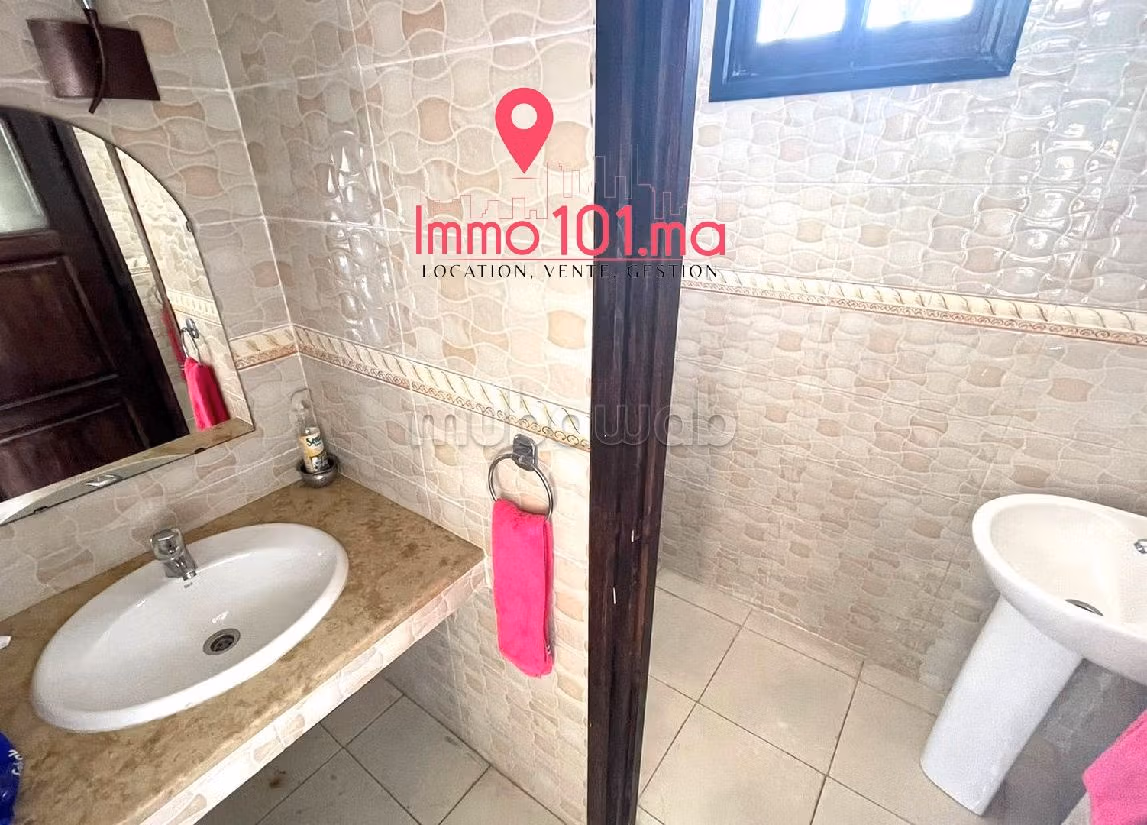 منزل فخم للبيع ب حي الطيران - مابيلا. المساحة الكلية 399 م². صالة مغربية وصحن فضائي. 