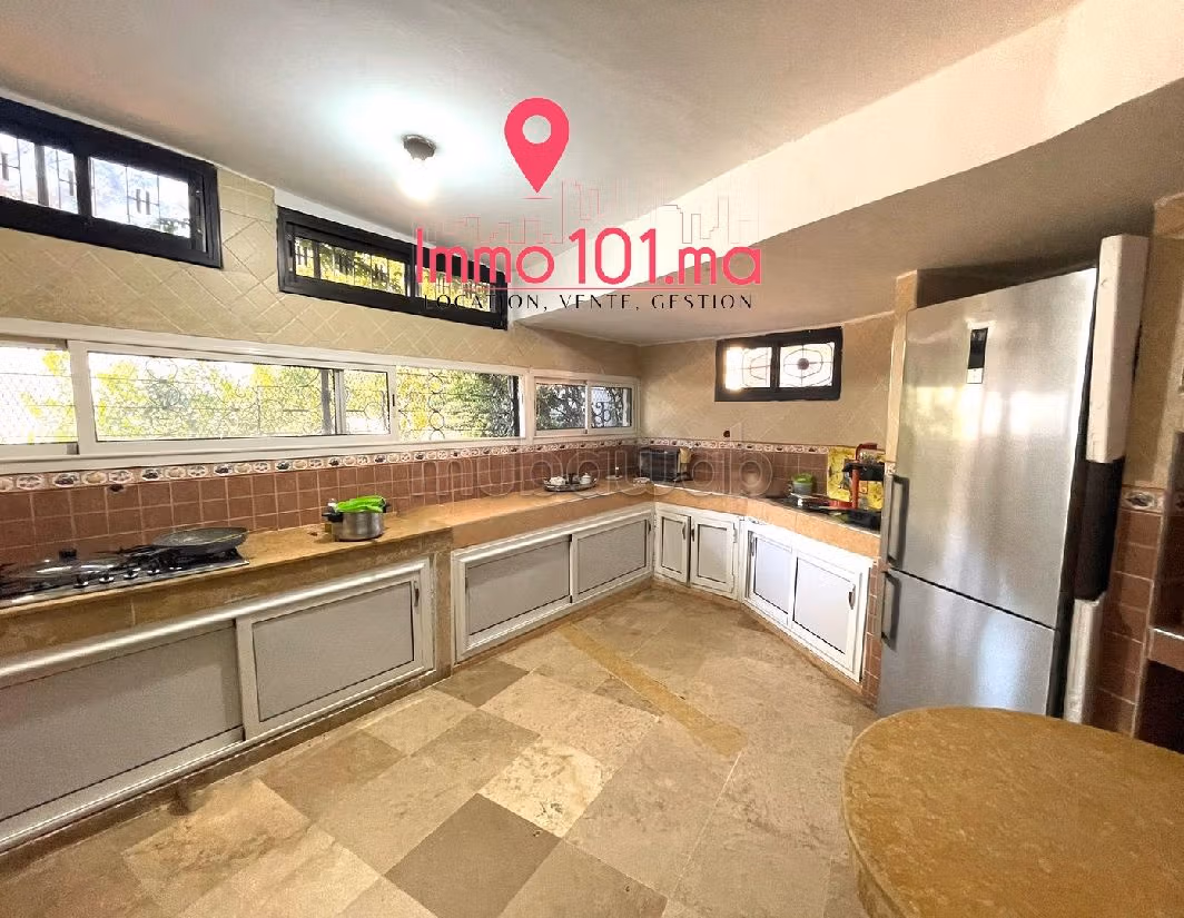 منزل فخم للبيع ب حي الطيران - مابيلا. المساحة الكلية 399 م². صالة مغربية وصحن فضائي. 