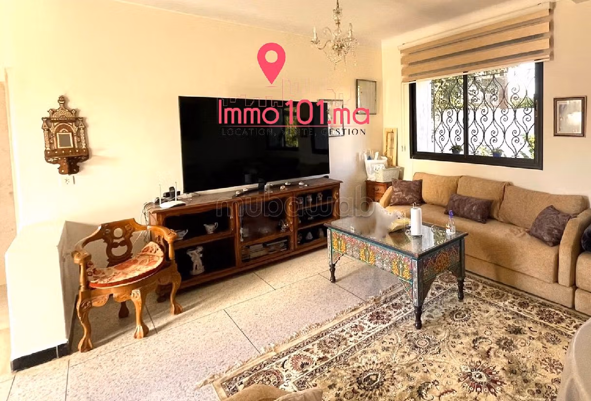 منزل فخم للبيع ب حي الطيران - مابيلا. المساحة الكلية 399 م². صالة مغربية وصحن فضائي. 