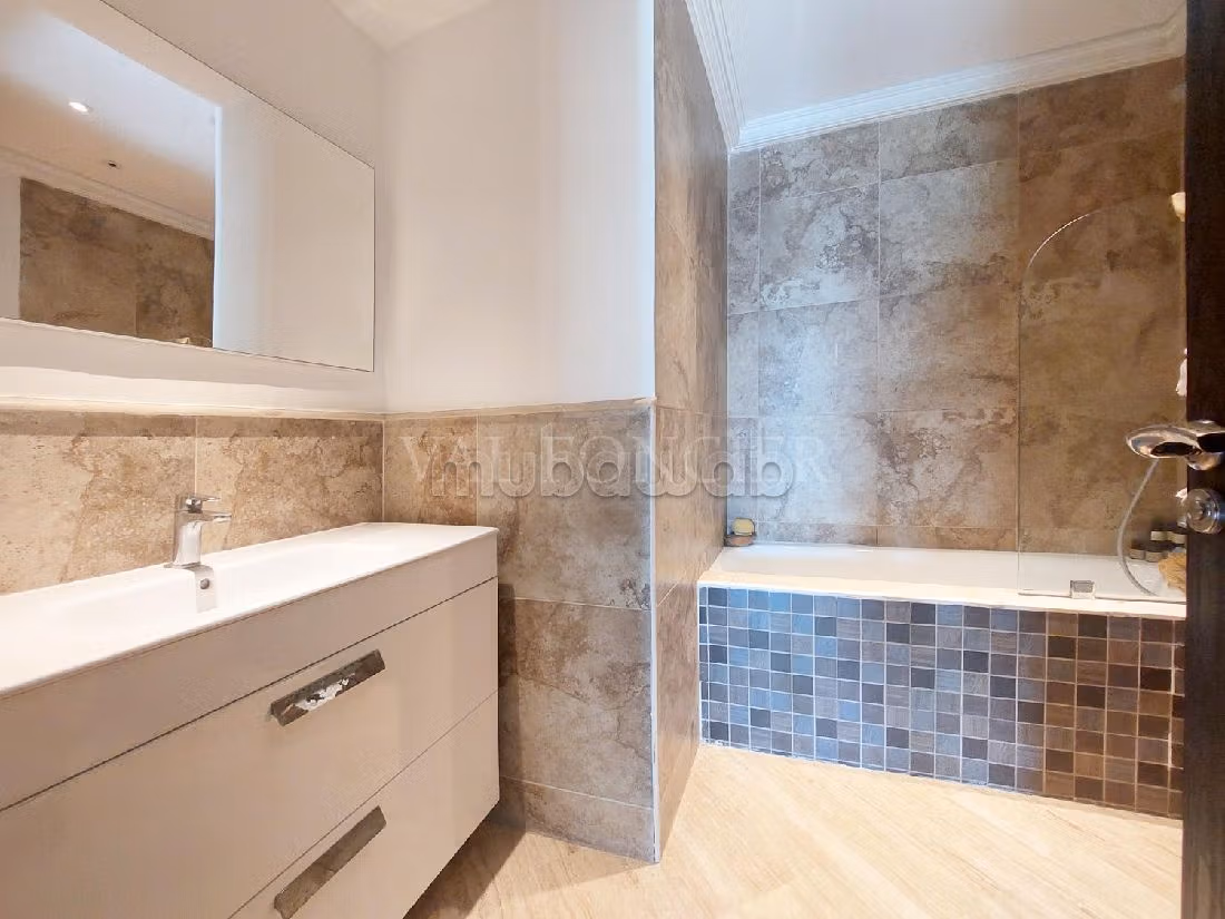 Lovely apartment for rent in Palmier. 3 beautiful rooms. Parking spaces and terrace. 