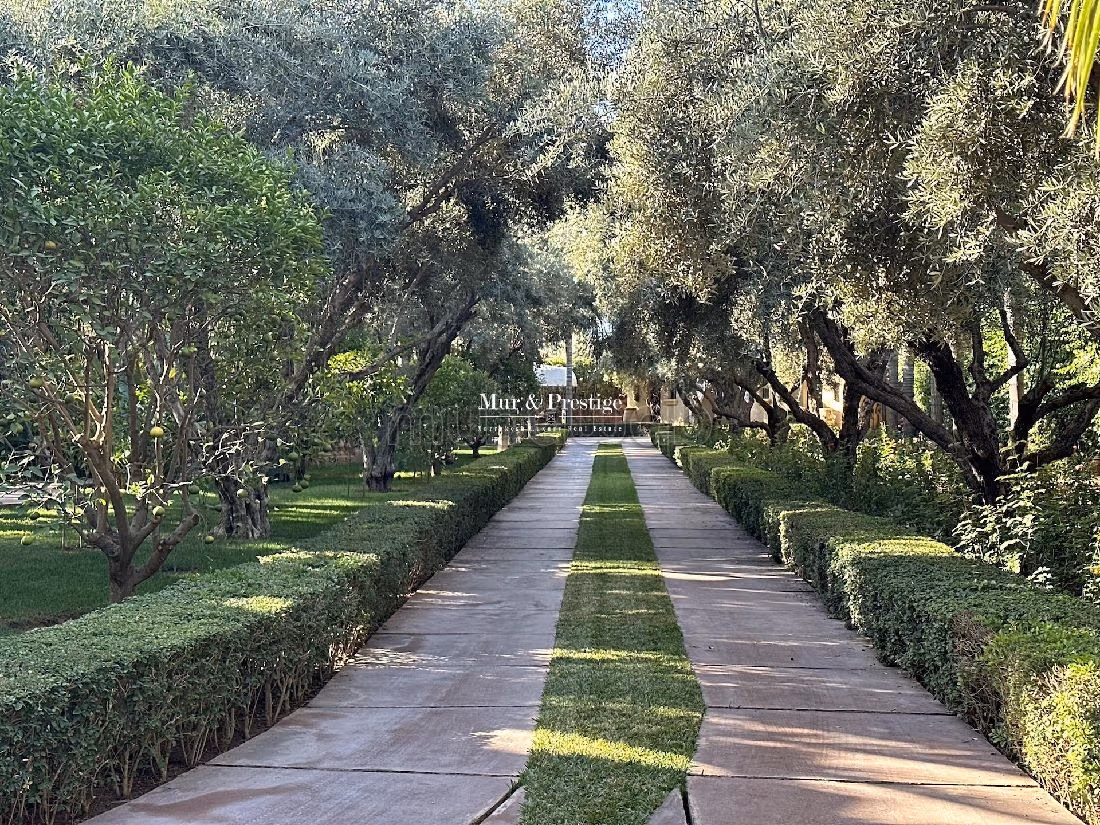 Luxury villa for sale in Route de Fez. 10 large rooms. Working fireplace, Property with swimming pool