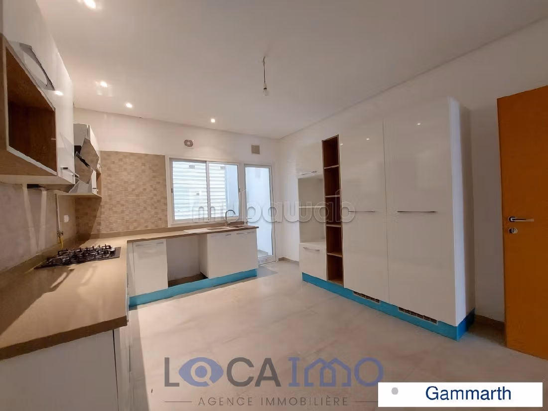 Bellissimo appartamento in affitto a Gammarth. 3 camere da letto. Terrazzo e garage. 