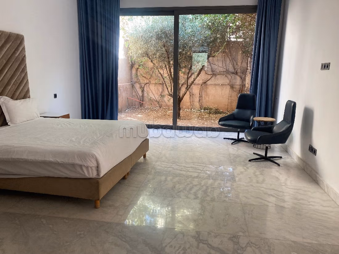 Bel appartement à vendre à Route de Ouarzazate. 4 pièces confortables. Antenne parabolique et sécurité