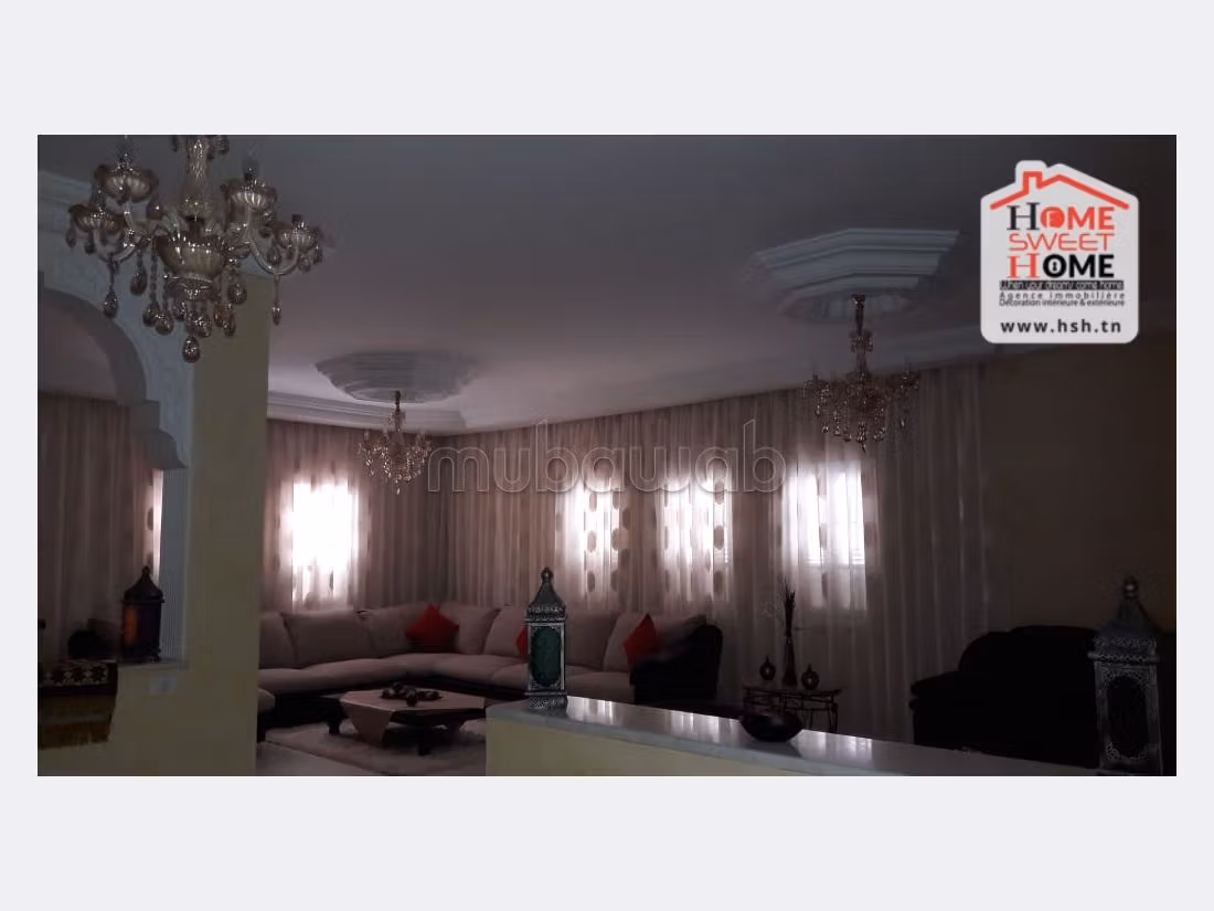 Magnifica villa in vendita. Superficie di 750 m². Giardino e garage. 