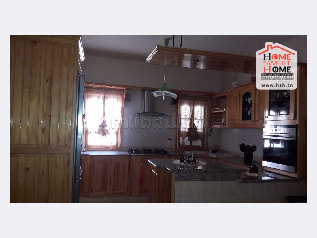 Magnifica villa in vendita. Superficie di 750 m². Giardino e garage. 