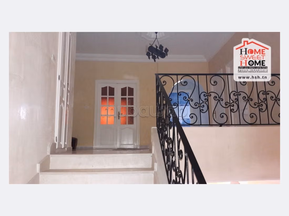 Magnifica villa in vendita. Superficie di 750 m². Giardino e garage. 