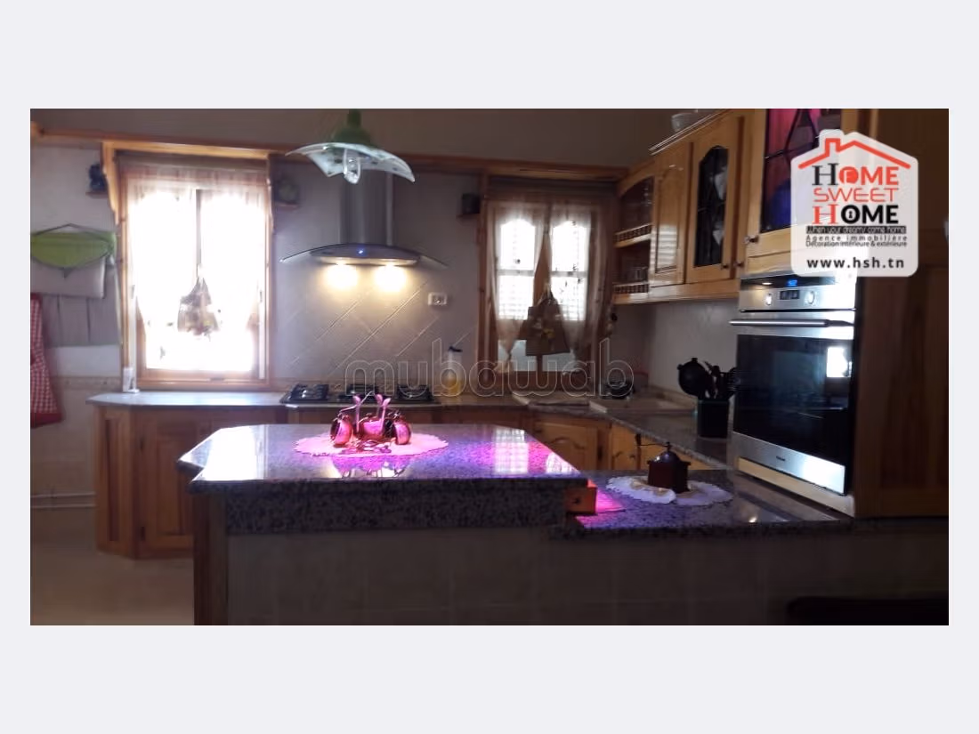 Magnifica villa in vendita. Superficie di 750 m². Giardino e garage. 
