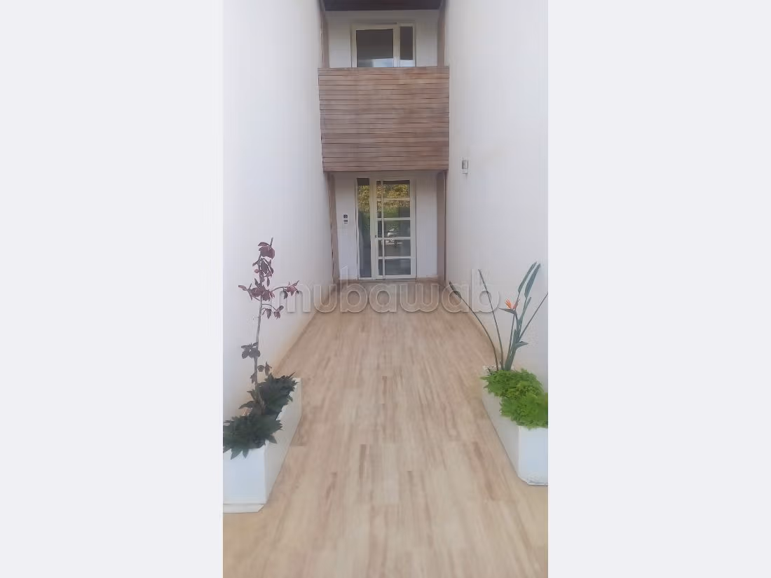 شقة رائعة للبيع بدار بوعزة. 3 غرف ممتازة. مرآب. 