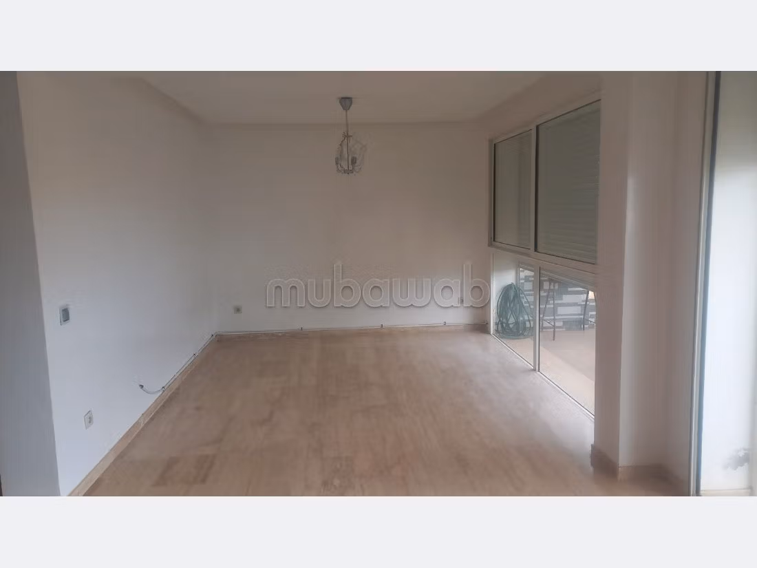 شقة رائعة للبيع بدار بوعزة. 3 غرف ممتازة. مرآب. 