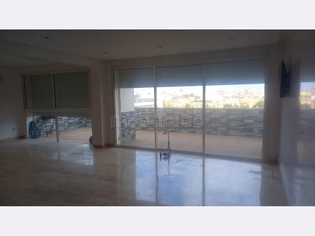 شقة رائعة للبيع بدار بوعزة. 3 غرف ممتازة. مرآب. 