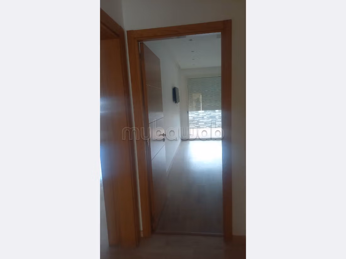 شقة رائعة للبيع بدار بوعزة. 3 غرف ممتازة. مرآب. 