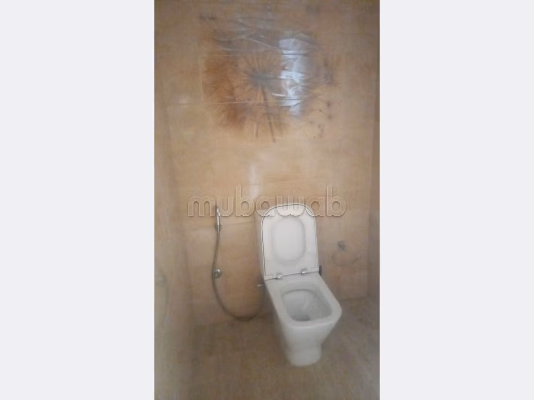 شقة رائعة للبيع بدار بوعزة. 3 غرف ممتازة. مرآب. 