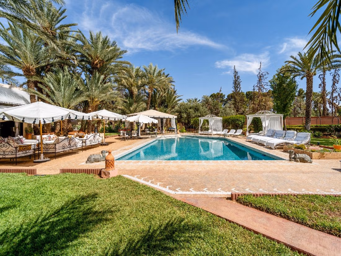 فيلا ممتازة للبيع بالنخيل. 5 غرف جميلة. مفروشة. 