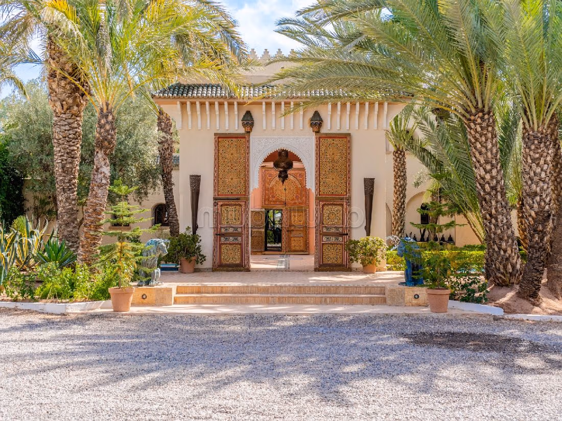 فيلا ممتازة للبيع بالنخيل. 5 غرف جميلة. مفروشة. 