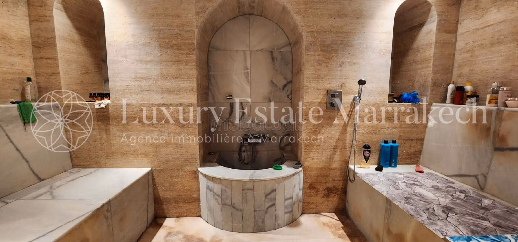 suntuosa casa en venta en Route Amizmiz. 4 dormitorios. Residencia con conserje, piscine grande. 