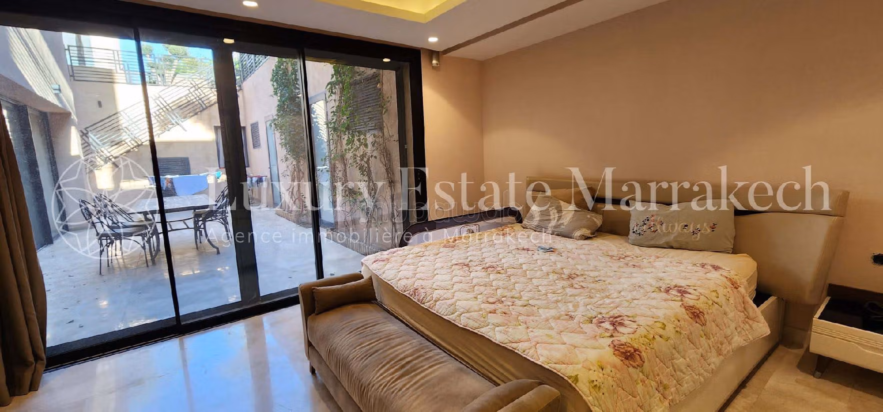 suntuosa casa en venta en Route Amizmiz. 4 dormitorios. Residencia con conserje, piscine grande. 