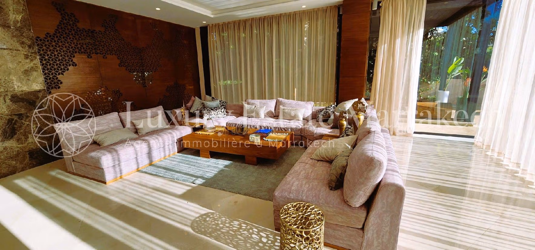 suntuosa casa en venta en Route Amizmiz. 4 dormitorios. Residencia con conserje, piscine grande. 