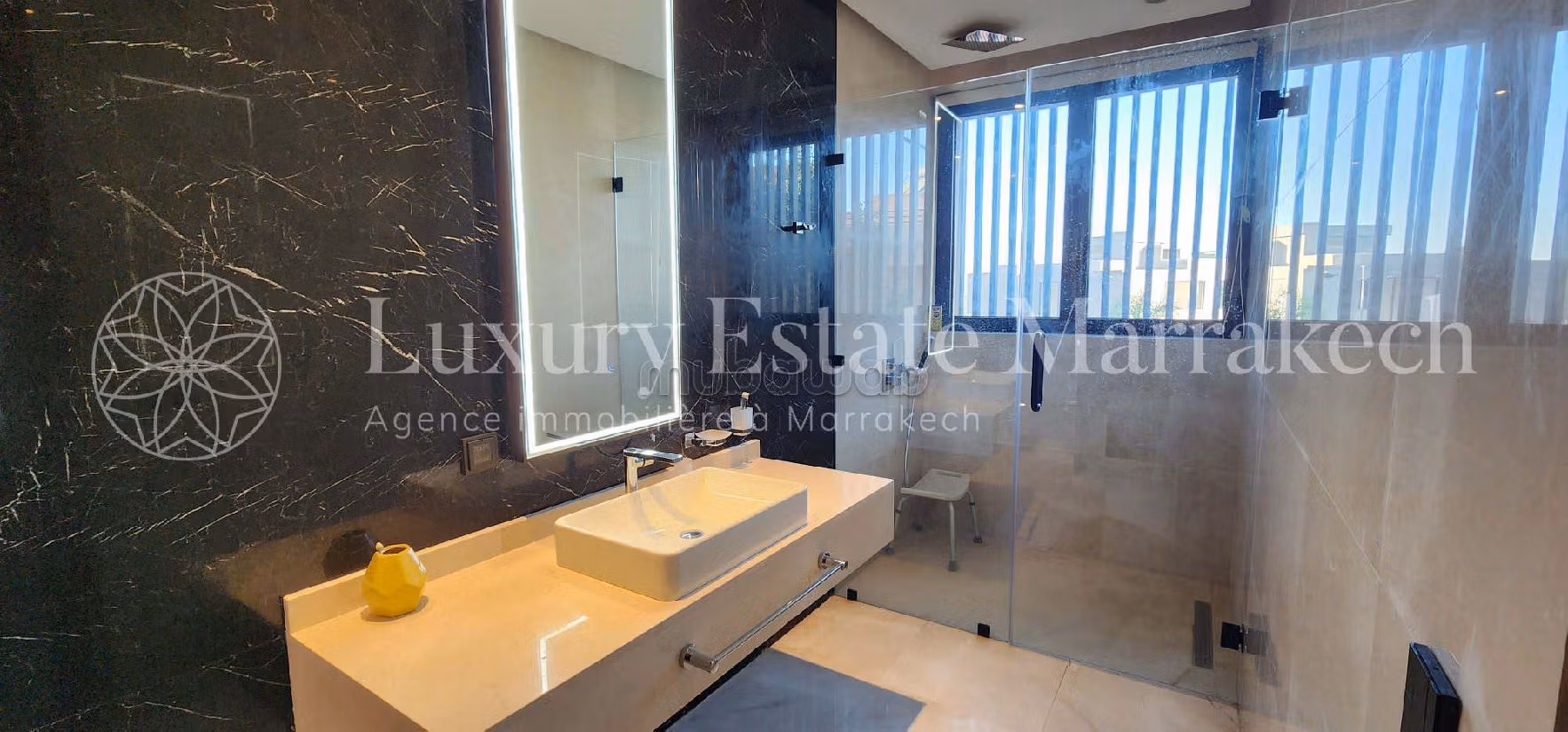 suntuosa casa en venta en Route Amizmiz. 4 dormitorios. Residencia con conserje, piscine grande. 