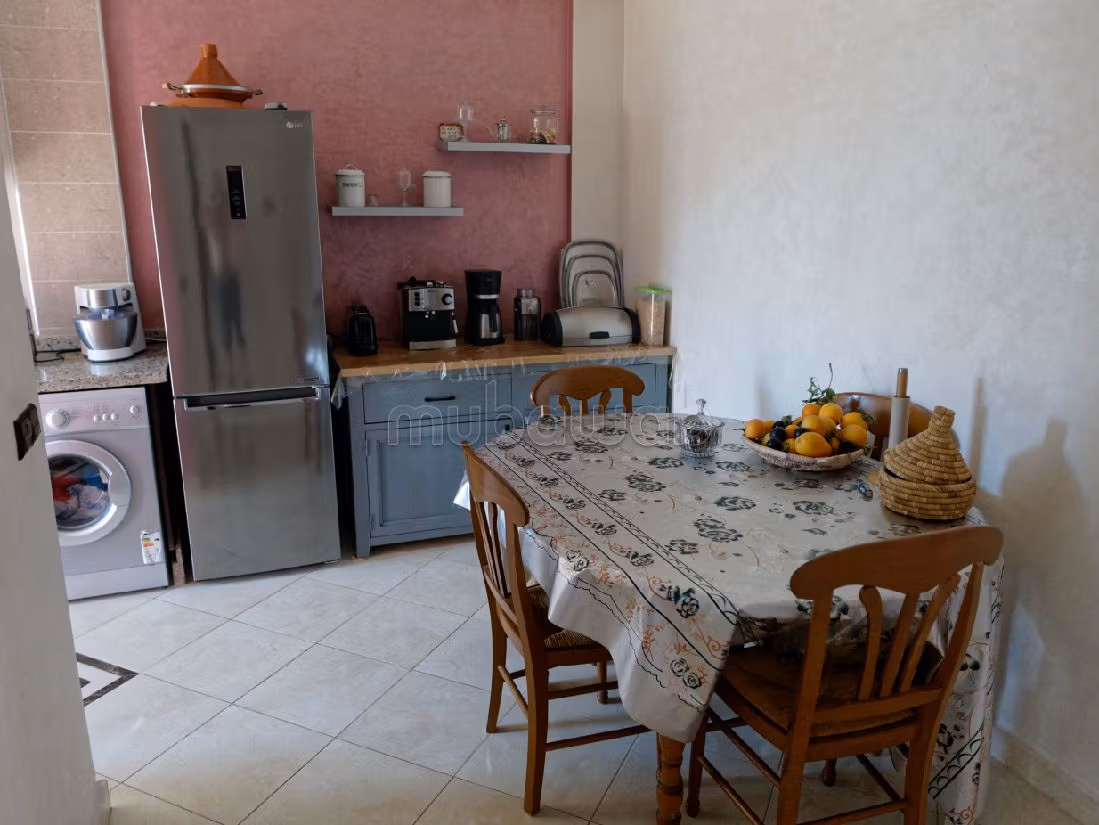 Splendido appartamento da acquistare. 2 belle camere da letto. Salone marocchino e antenna parabolica
