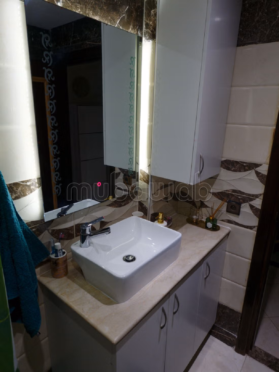 Splendido appartamento da acquistare. 2 belle camere da letto. Salone marocchino e antenna parabolica