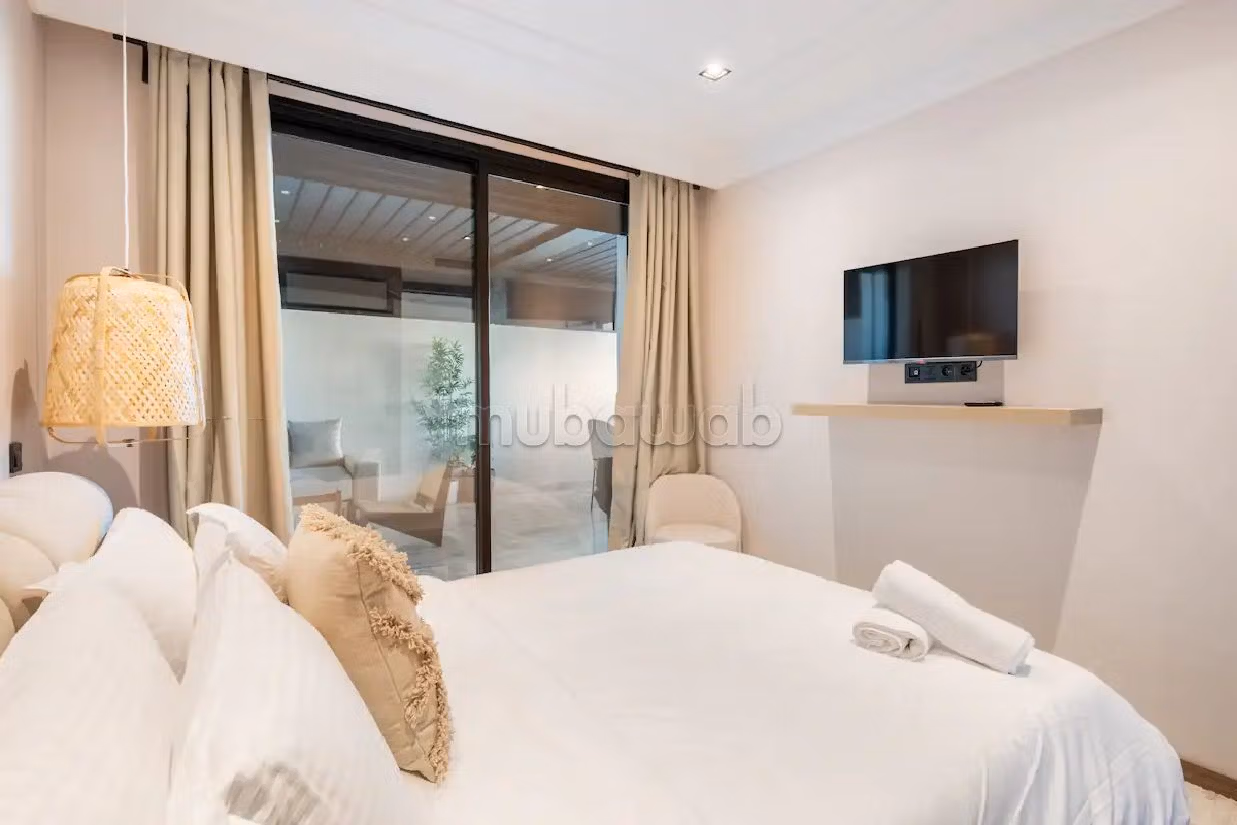 Flat for rent in Triangle d'Or. 2 beautiful rooms. Parking spaces and terrace