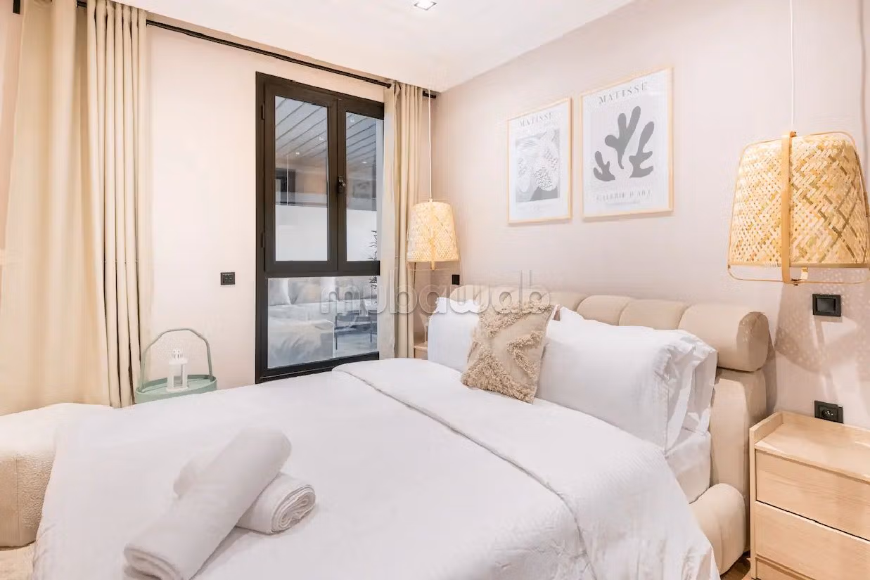 Flat for rent in Triangle d'Or. 2 beautiful rooms. Parking spaces and terrace