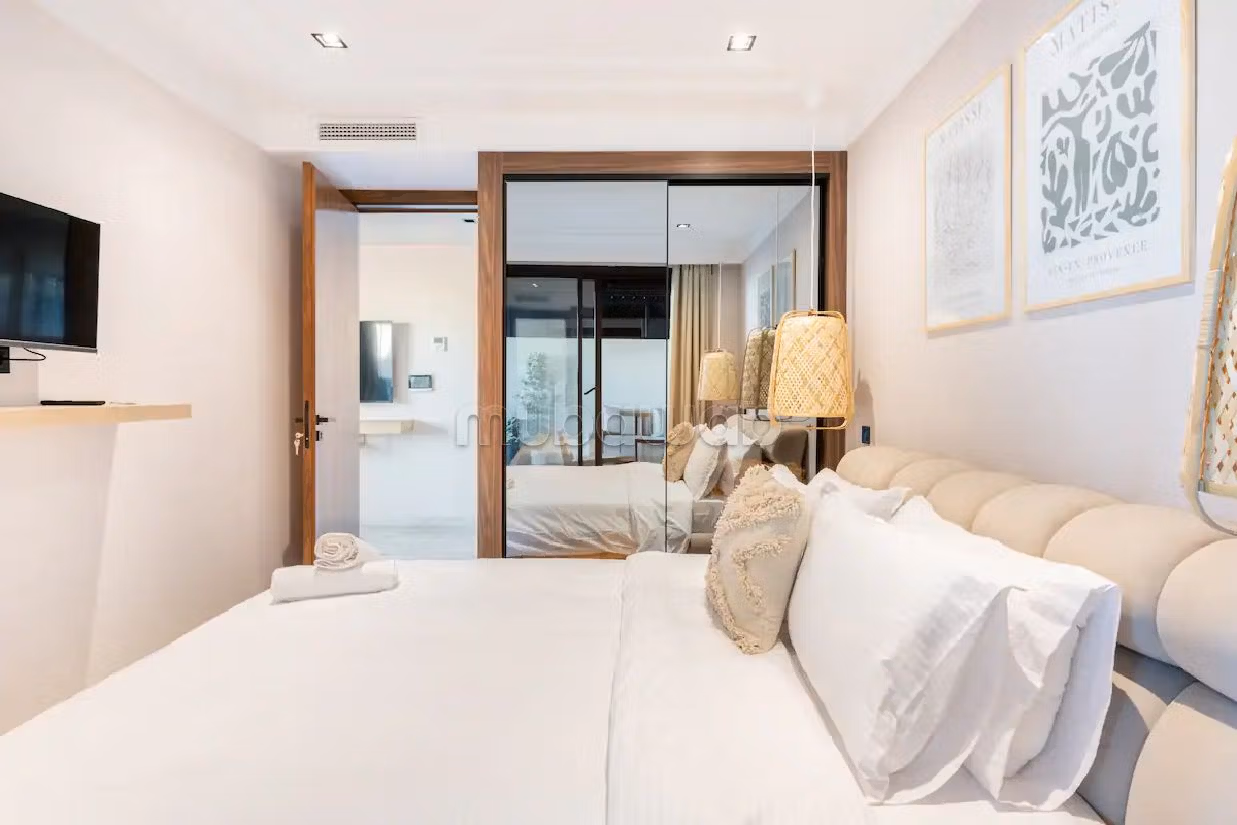 Flat for rent in Triangle d'Or. 2 beautiful rooms. Parking spaces and terrace