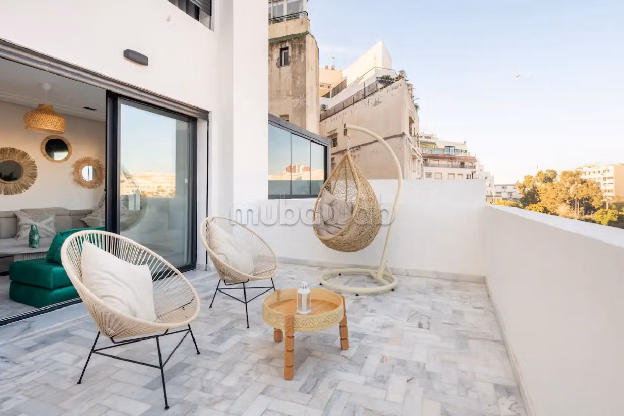 Flat for rent in Triangle d'Or. 2 beautiful rooms. Parking spaces and terrace