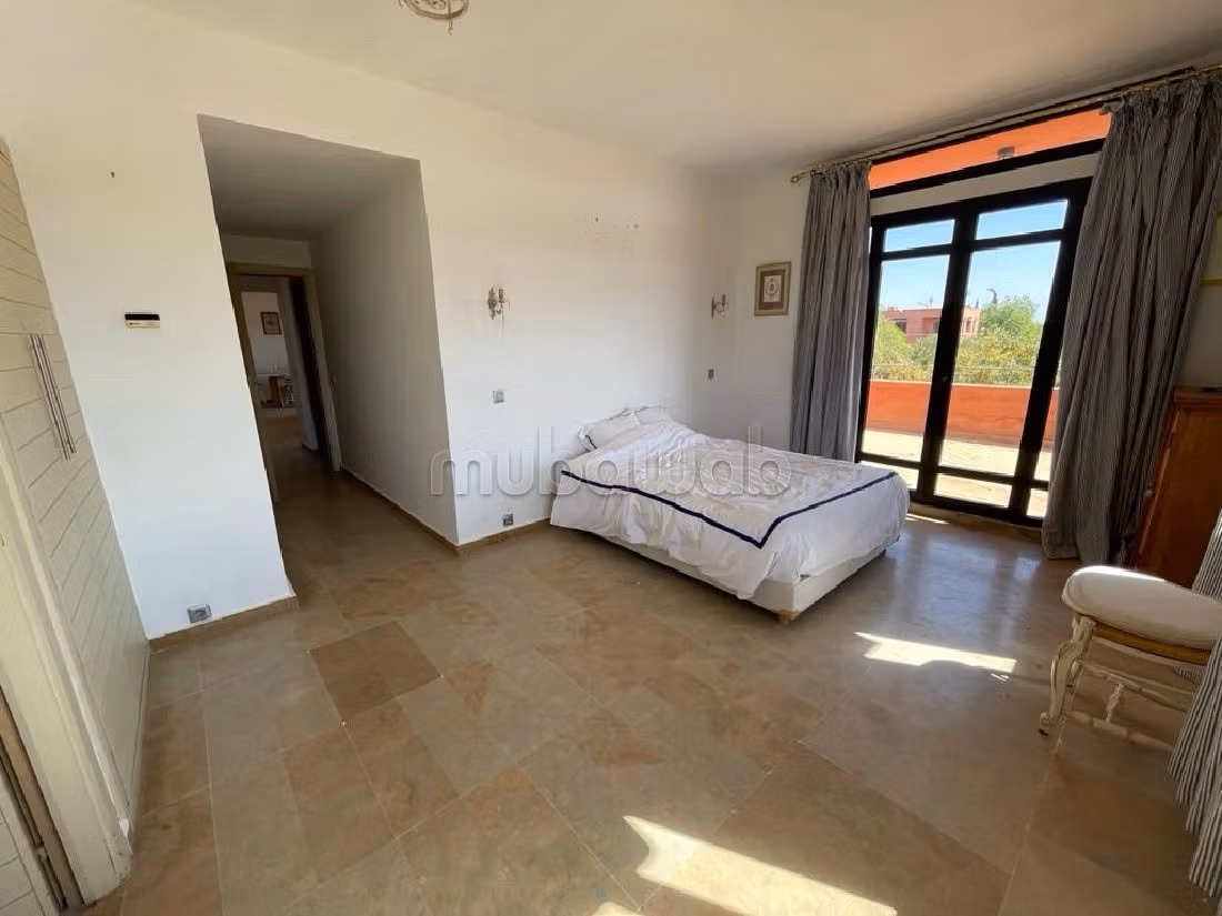 Find an apartment to buy in Amelkis. Dimension 154 m². Usable fireplace, Large swimming pool. 
