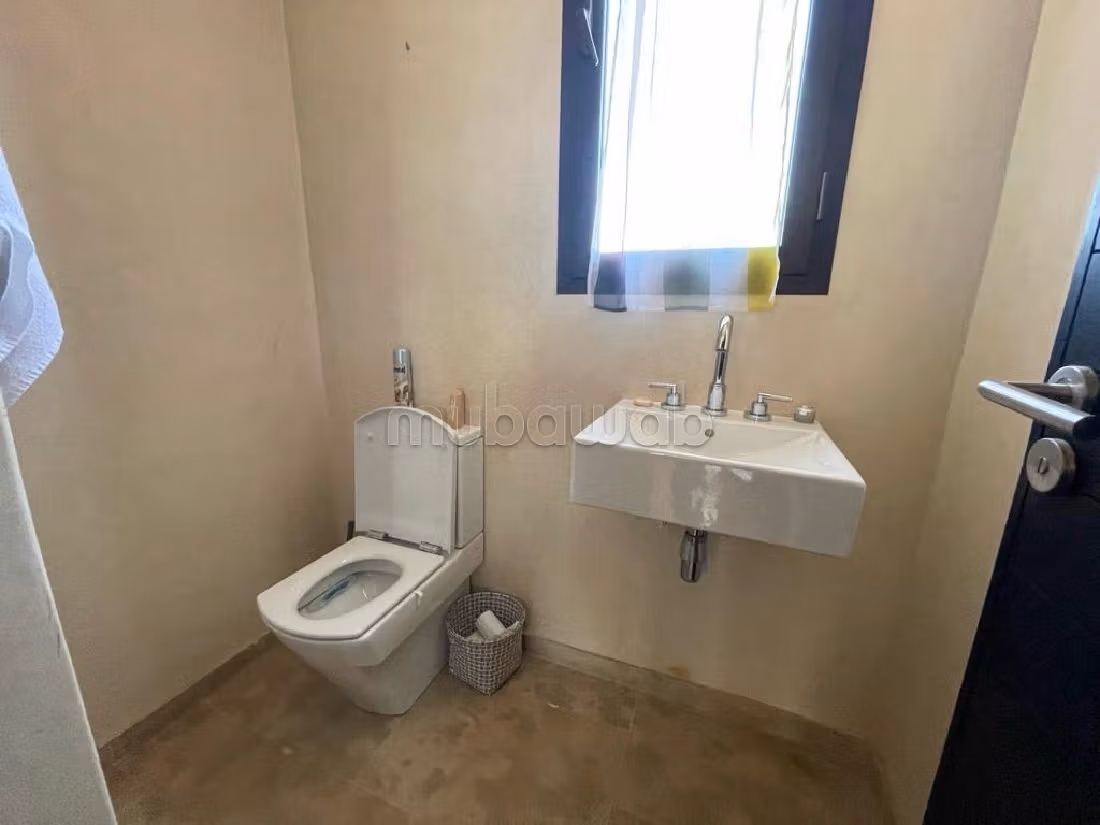 Find an apartment to buy in Amelkis. Dimension 154 m². Usable fireplace, Large swimming pool. 